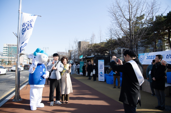 대덕캠퍼스 정문에는 충남대 공식 캐릭터 ‘차차’가 행사에 직접 참여해 신입생의 첫 등교 축하 모습