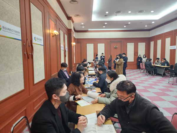 분야별 상담 테이블 운영 장면/박동혁 기자