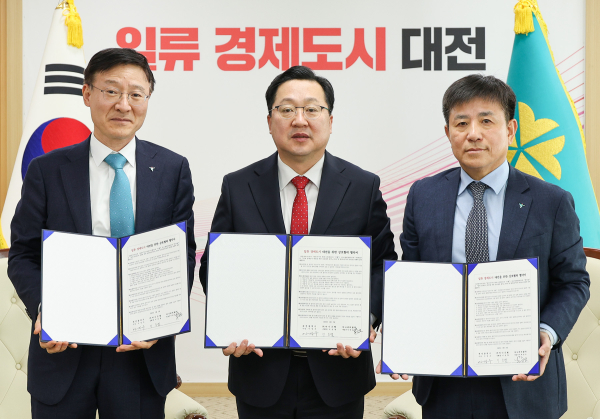 왼쪽부터 이승열 하나은행장, 이장우 대전시장, 박승오 하나캐피탈 대표이사