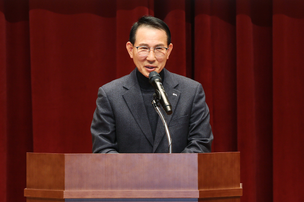 지난 2일 서산시 농업기술센터에서 열린 2023년 농업기술보급 시범사업 대상자 사전교육에서 이완섭 서산시장이 인사말을 하고 있다