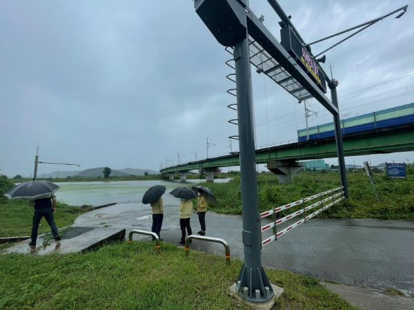 인명피해 우려지역 현장점검 모습(무한천 세월교)