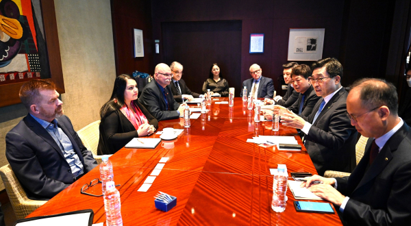 간담회 사진 * 한국농수산식품유통공사 김춘진 사장(우측2번째), 캐나다 앨버타주 브라이언 진 경제개발장관(좌측1번째), 캐나다 앨버타주 라잔소니 무역장관(좌측2번째), 주 앨버타 제랄드 치피어 명예영사(우측5번째)