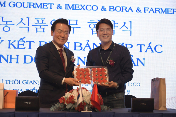 논산시-IMEXCO&보라 간 협약식 기념사진(왼쪽부터 백성현 논산시장 쩐만하오 대표)