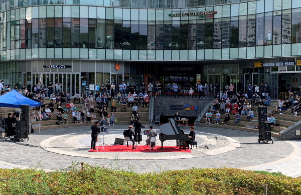 2022년 행사 당시 골프존 조이마루 홀인원 광장에서 문화예술인들이 공연을 진행하는 모습.