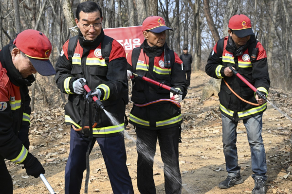 7일 침산동 교통광장 일원에서 산불취약지 현장점검에 나선 김광신 중구청장