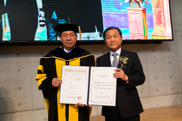 김욱(왼쪽) 배재대 총장이 7일 아펜젤러기념관에서 개최된 ‘제9대 총장 취임예배’에서 조보현 학교법인 배재학당 이사장에게 총장 임명장을 받고 있다.