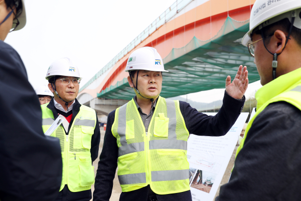 임종일 부이사장, 경부선 밀양강교 개량사업 현장점검 모습