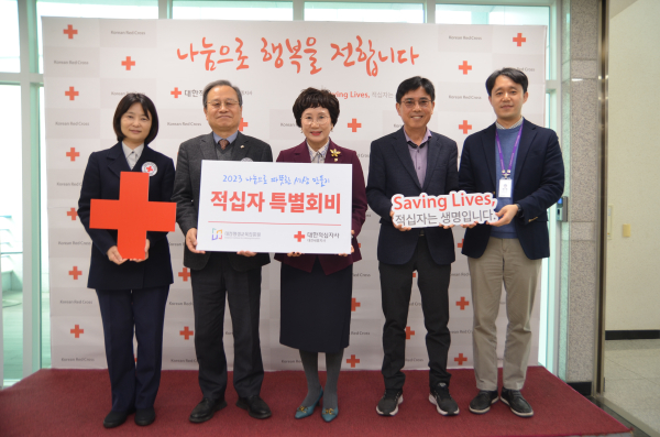 7일 대한적십자사 대전세종지사(회장 송하영)에 2023년도 적십자 특별회비를 전달했다. 사진은 대한적십자사 김정주 사무처장, 송하영 회장, 대전평생교육진흥원 최선희 원장, 노용재 사무처장, 윤여범 정책기획부장(왼쪽부터)