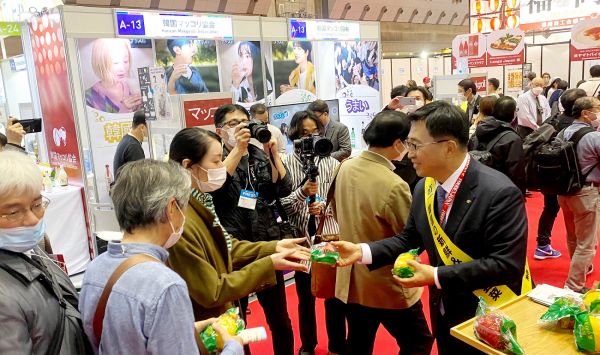 한국 농수산식품 홍보하는 한국농수산식품유통공사 김춘진 사장(우측 1번째)
