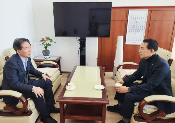 이완섭 서산시장이 지난 7일 김성호 행정안전부 재난안전관리본부장 제2차관과 지역 현안 해결을 위해 소통하는 모습.