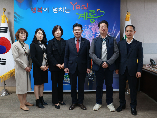 왼쪽부터 송미애, 손은정 신도안면 이장협의회장, 신연숙 논산계룡농협 두마지점장, 이응우 계룡시장, 백상기 한국수출가공식품중앙회 계룡시지부장, 김종수 NH농협 계룡시지부장