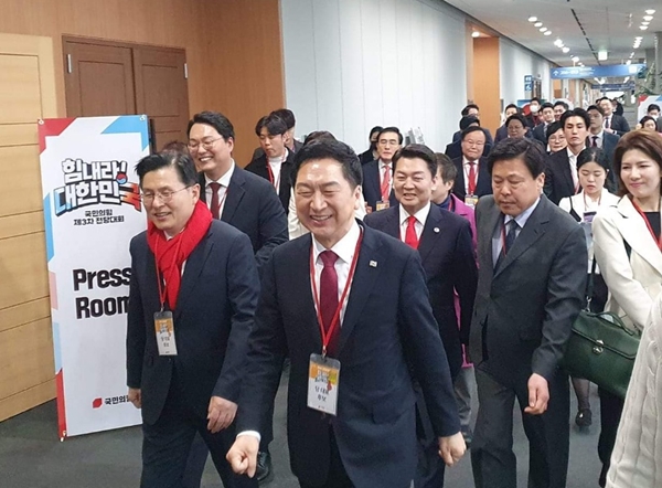 전당대회 행사장으로 들어가는 국민의힘