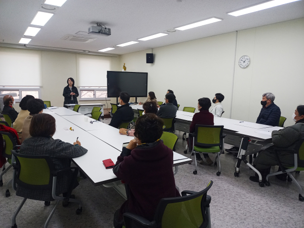 지난 8일 서산시립도서관 다목적실에서 열린 시니어 독서동아리 모습