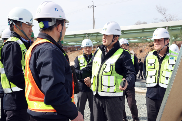 지난 8일, 임종일 부이사장이 호남본부 관내 건설사업 현장 점검하고 있다.
