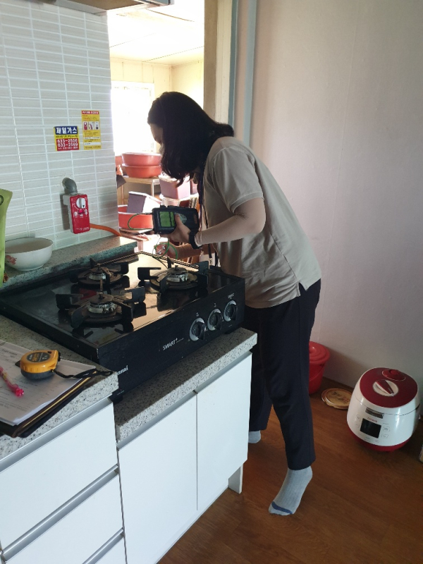 집중안전점검 주민점검신청제에 선정된 시설을 안전점검하고 있다