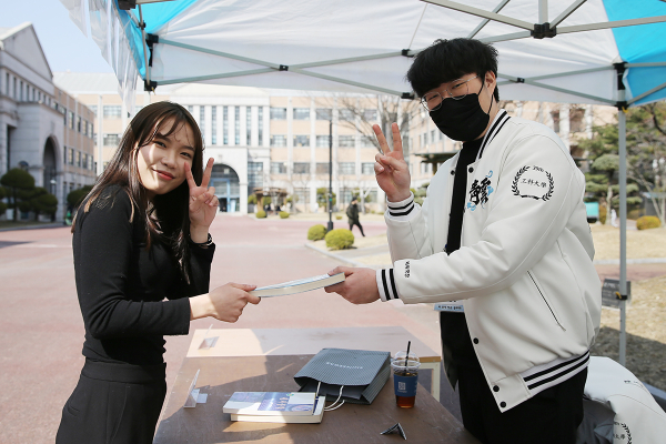 지난 9일 목원대 공과대학 광장에서 학생들이 전공서적 등을 기부하고 있다.