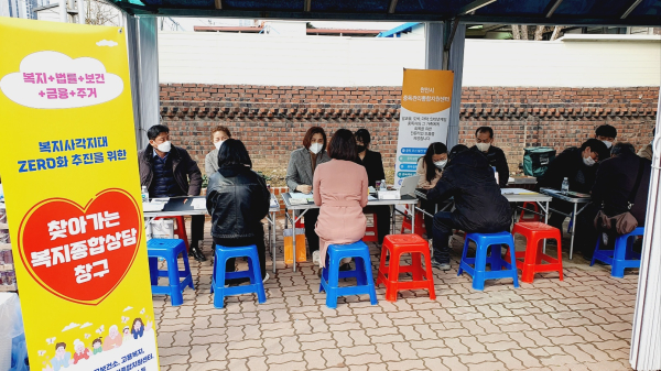 찾아가는 복지종합상담 창구 운영 모습/천안시 제공