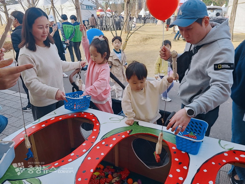 딸기축제 행사장 부스에서 낚시체험을 즐기고 있는 모습