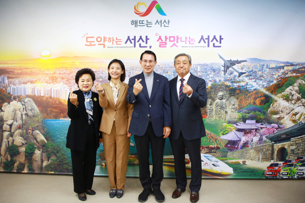 지난 9일 시장실에서 열린 공직자 윤리위원회 위원 위촉식 기념촬영