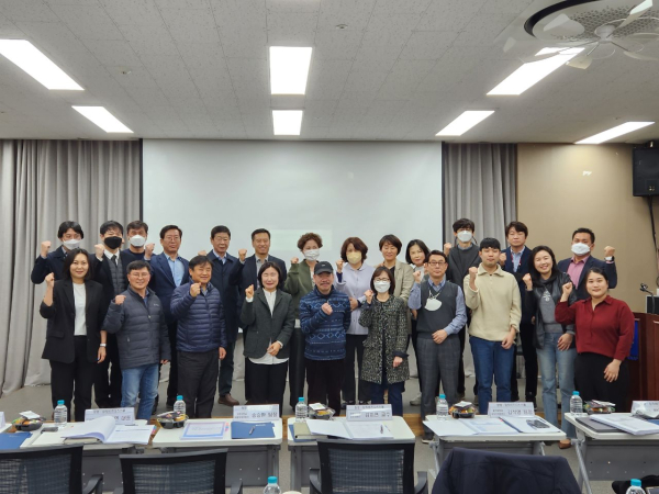 10일 ‘창업·창직 비즈니스 스쿨’의 과정인 ‘창업·창직 사업계획서 발표회’ 단체사진