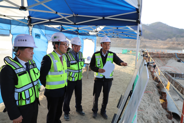 왼쪽부터 김규전 수자원관리이사, 이병호 사장, 남윤선 충남지역본부장, 조성명 공주지사장