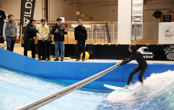지난 10일 프랑스 생쥘르크화드뷔의 실내서핑 시설 ‘더 글라시 하우스’를 방문한 가세로 군수 등 태안군 방문단.