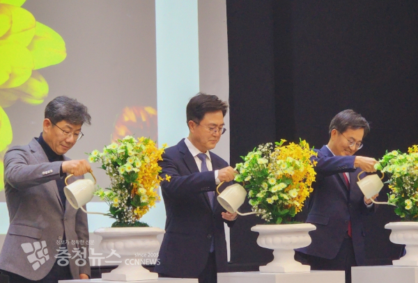 함께 힘을 모아 베이밸리 메가시티의 싹을 틔운다는 의미를 담아 충남과 경기도의 도화인 국화와 개나리 화분에 물을 주는 방식으로 펼친 기념 퍼포먼스 진행 장면/박동혁 기자