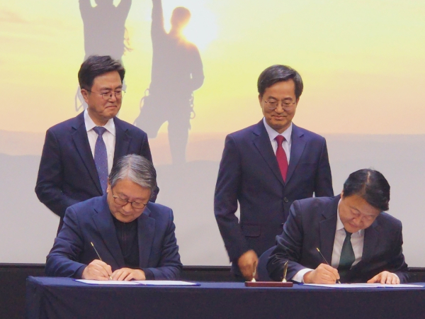 충남·경기연구원 공동연구 협약 서명 진행 장면/박동혁 기자