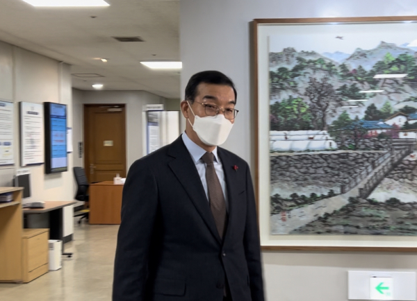 19일 공직선거법 위반 혐의로 기소된 김광신 대전중구청장이 법정에 들어가는 모습.