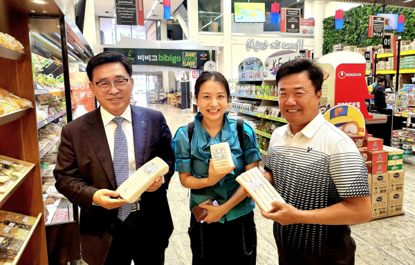 브라질 상파울루시 오뚜기슈퍼 방문 현장 사진 * 한국농수산식품유통공사 김춘진 사장(좌측1번째), 오뚜기슈퍼 하윤상 대표(우측1번째)