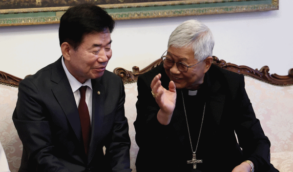 김진표 국회의장(왼쪽)과 유흥식 라자로 추기경이 환담을 하고 있다.