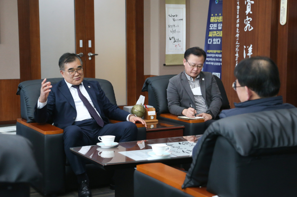 김기웅 서천군수, 최완현 관장(맞은편)