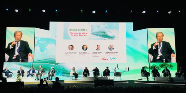 지난 7일 국가철도공단 김한영 이사장(대형 전광판 및 왼쪽 두 번째)이 ‘제11회 고속철도대회’ 기조연설자로 ‘포스트 코로나 시대의 고속철도 미래’에 대해 연설을 하고 있다.