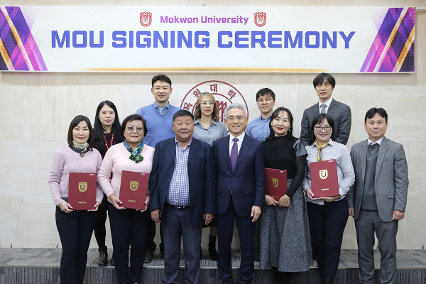 14일 오후 목원대 대학본부 4층 도익서홀에서 몽골 도르노드지역 4개 고교 교장과 목원대 관계자 등이 업무협약을 체결한 뒤 기념촬영