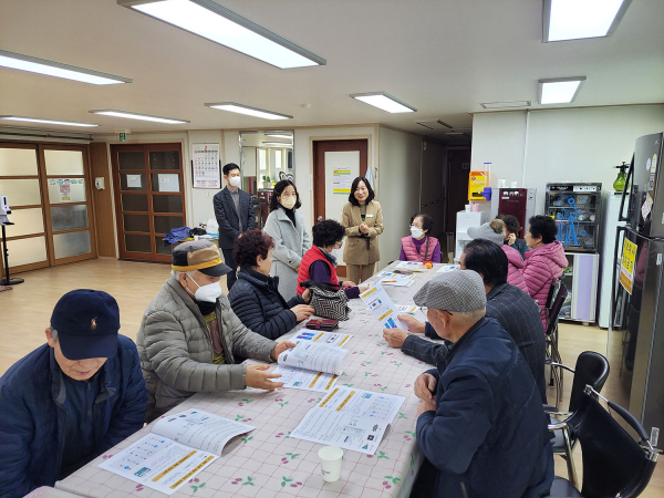 지난 2월 지곡면 무장4리 경로당에서 열린 찾아가는 이동정보화교육 모습