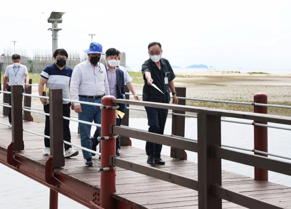 ’근소만 갯벌식생 복원 사업‘의 성공적 추진을 위해 지난해 신안군 증도의 갯벌생태공원을 방문한 가세로 군수(2022. 8. 12.).