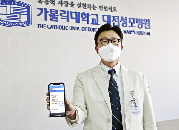 가톨릭대학교 대전성모병원 외과 유한모 교수가 모바일 전자의무기록 서비스를 소개하고 있다.