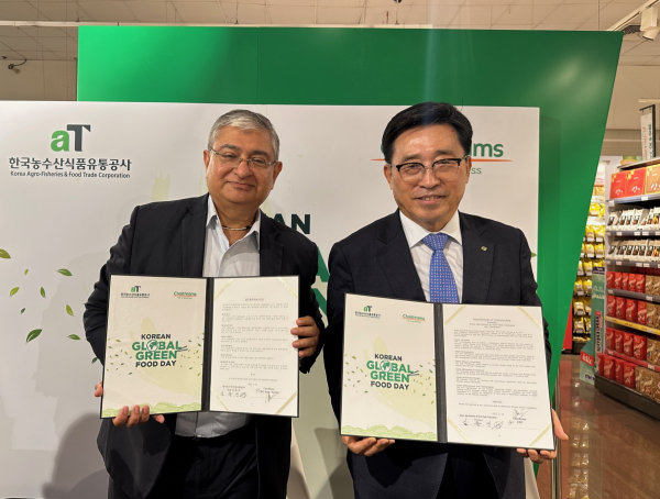 한국농수산식품유통공사-초이드람 업무협약 * 한국농수산식품유통공사 김춘진 사장(우측), 초이드람 커티 메그나니 구매총괄이사(좌측)