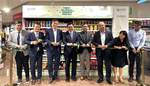 업무협약 기념 테이프 커팅식 * 한국농수산식품유통공사 김춘진 사장(좌측 4번째), 초이드람 커티 메그나니 구매총괄이사(우측 3번째), 주아랍에미리트대사관 조장용 농무관(좌측 3번째), 공사 두바이지사 김혁 지사장(좌측 2번째)