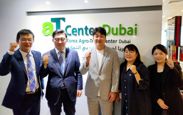 공사 두바이지사 업무보고 사진 * 한국농수산식품유통공사 김춘진 사장(좌측 2번째)