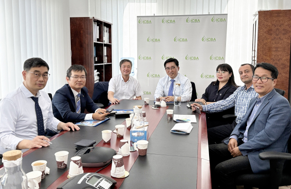 ㈜아그로테크 스마트팜 방문 현장 사진 * 한국농수산식품유통공사 김춘진 사장(좌측4번째), 조장용 주아랍에미리트 대한민국대사관 농무관(좌측3번째), 이범진 ㈜아그로테크 총괄본부장(우측1번째), 에밀 야사 ㈜아그로테크 프로젝트 공동진행자(우측2번째)