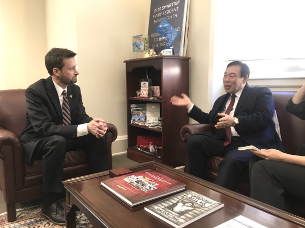 최민호 세종특별자치시장이 14일(현지시각) 미국에서 열린 교통혁신포럼에 참석하기 전 찰스 엘렌(Charles Allen) 워싱턴 D.C. 시의회 교통환경위원장과 면담을 갖고 있다.