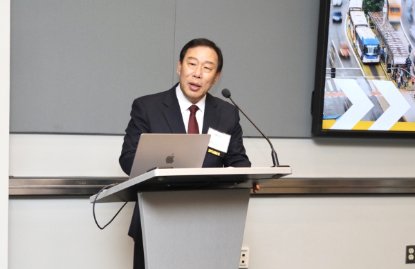 최민호 세종특별자치시장이 14(현지시각) 미국에서 열린 교통혁신포럼에 참석해 세종시 수요응답형 교통체제에 대해 설명하고 있다.