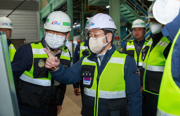 박형덕 서부발전 사장(가운데)이 태안발전본부에서 안전점검 중인 모습