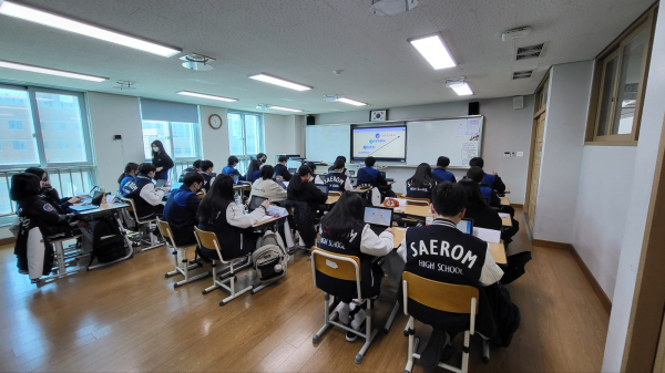새롬고, 고1 학생 전원에게 ‘크롬북’ 배부 모습