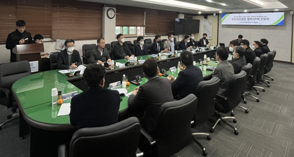 국가철도공단 수도권본부 및 협력사 관계자들이 공단 수도권본부에서 ‘수도권사업단 협력사PM 간담회’를 시행하고 있다.