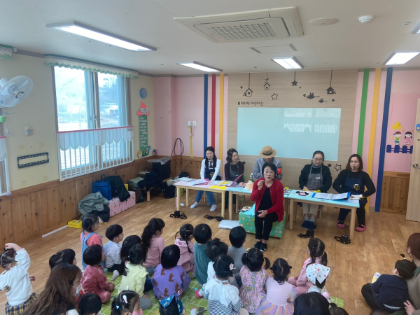 17일, 시립도서관 두근두근 봉사단이 e아이어린이집을 방문해 올해 첫 봉사활동 모습