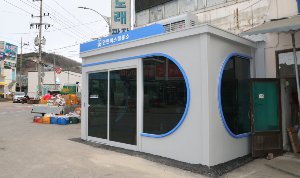 안면읍 시외버스정류소 인근에 신규 설치된 스마트 쉼터 모습.
