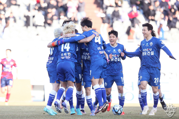 충남아산FC 선수들 경기 모습