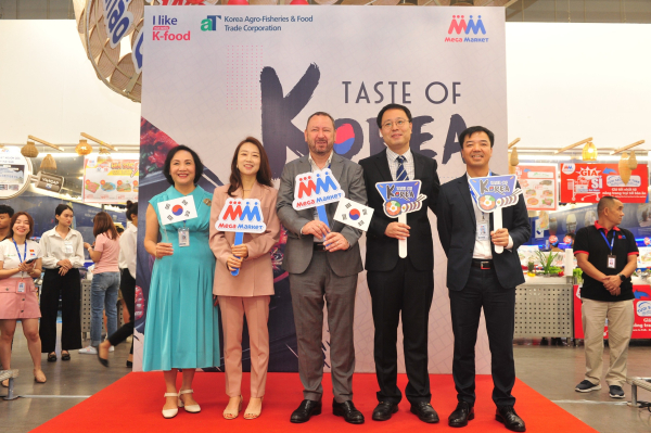 베트남 메가마켓 ‘Taste of Korea’ 행사 개막식 * 한국농수산식품유통공사 호치민지사 조성배 지사장(우측 2번째), 베트남 메가마켓 브로노 조슬린 이사(좌측 3번째), 호치민 총영사관 김미연 영사(좌측 2번째)